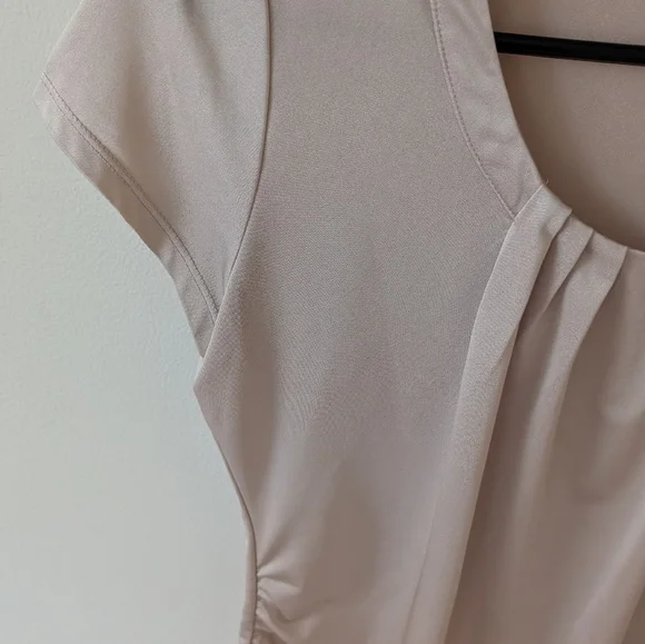 New York & Company Women's champagne color stretch short sleeve top. Size small - Picture 6 of 8
